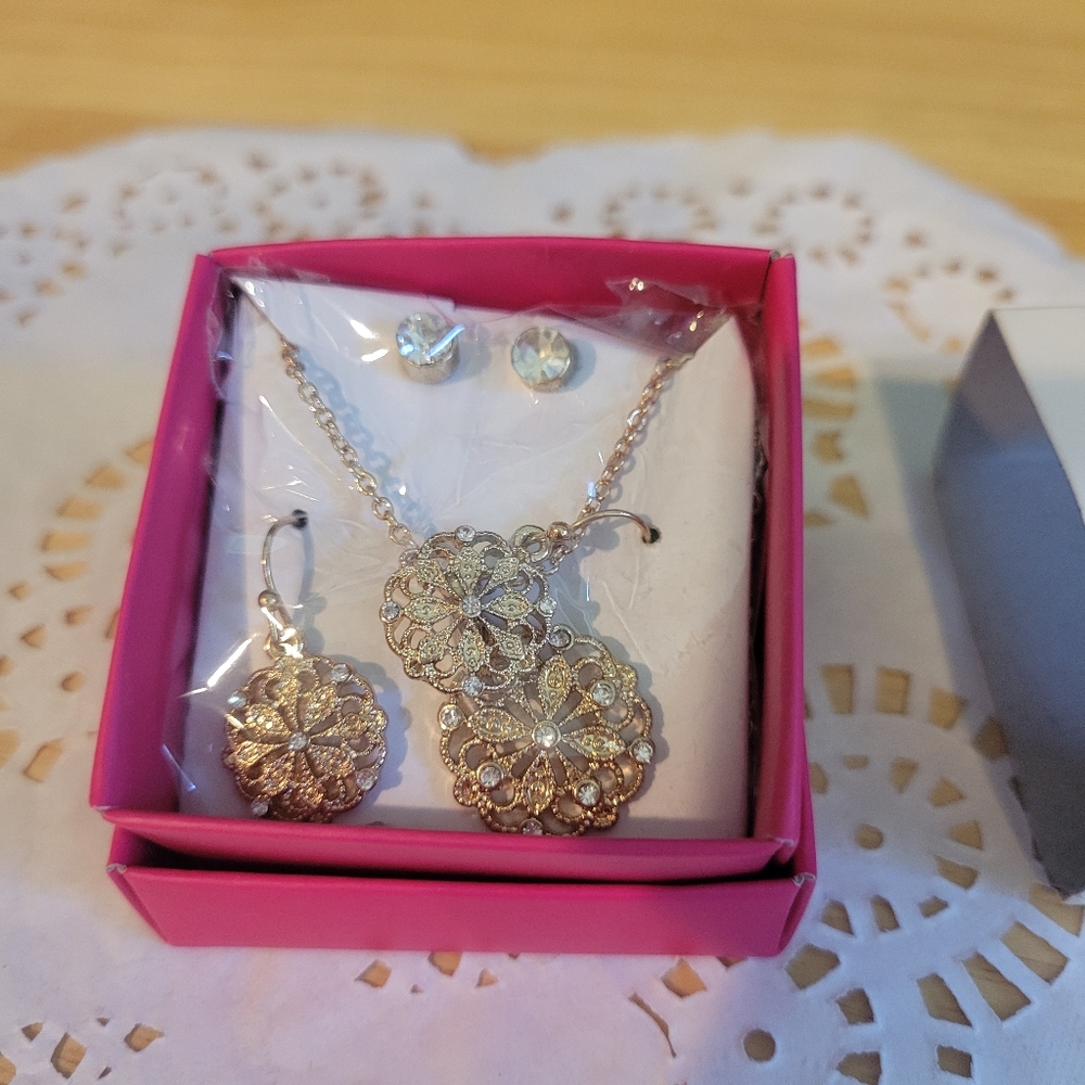NIB Avon Studio 1886 Filigree Necklace & Two Earrings Set